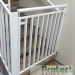 Portão para escadas sem rede de proteção indicado para crianças. Informações técnicas Metolon. Galvanizado barra 30 x 30 e pintura eletrostática.