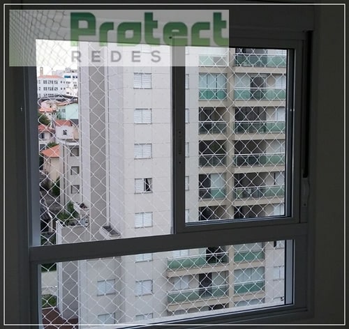 Instalação de redes de proteção em janelas